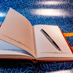 Кожаная обложка для блокнота и ежедневника с тиснением и кнопкой