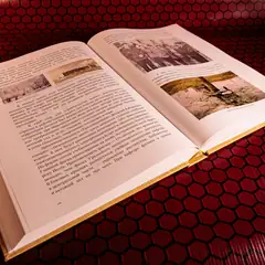 Семейная книга воспоминаний в твёрдом переплёте с обложкой цвета льна и портретом